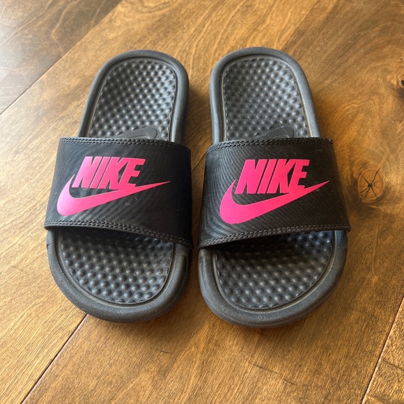 Girl’s NIKE Slides - Picture 1 of 5